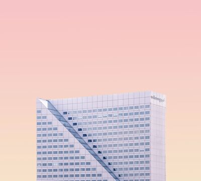 Moderne Architektur vor orangem Himmel